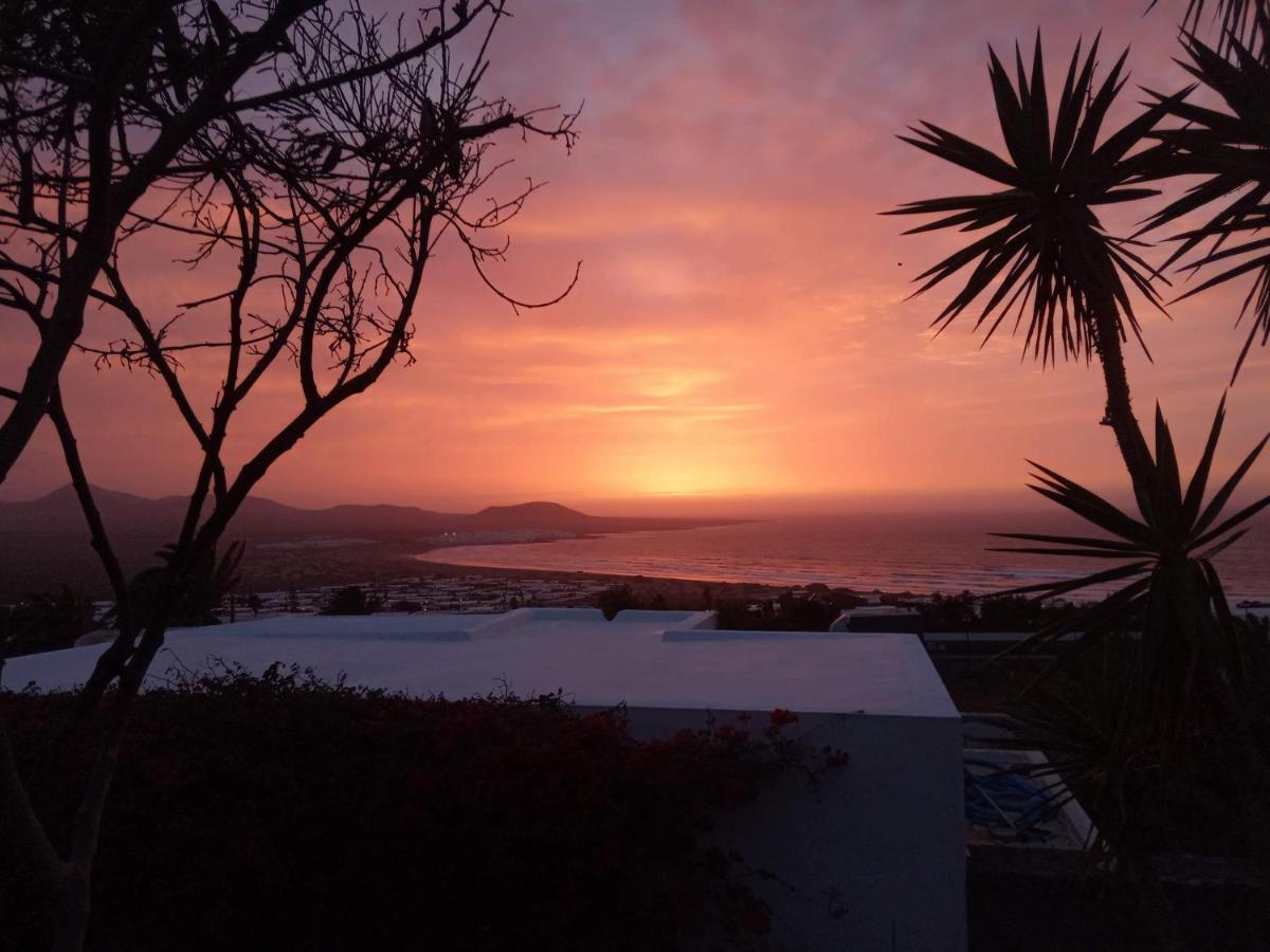 Beautiful Small Bungalow, Amazing Views And Garden Famara Luaran gambar