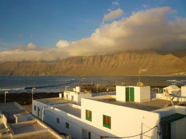 Beautiful Small Bungalow, Amazing Views And Garden Famara Luaran gambar