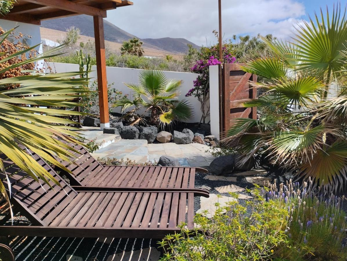 Beautiful Small Bungalow, Amazing Views And Garden Famara Luaran gambar